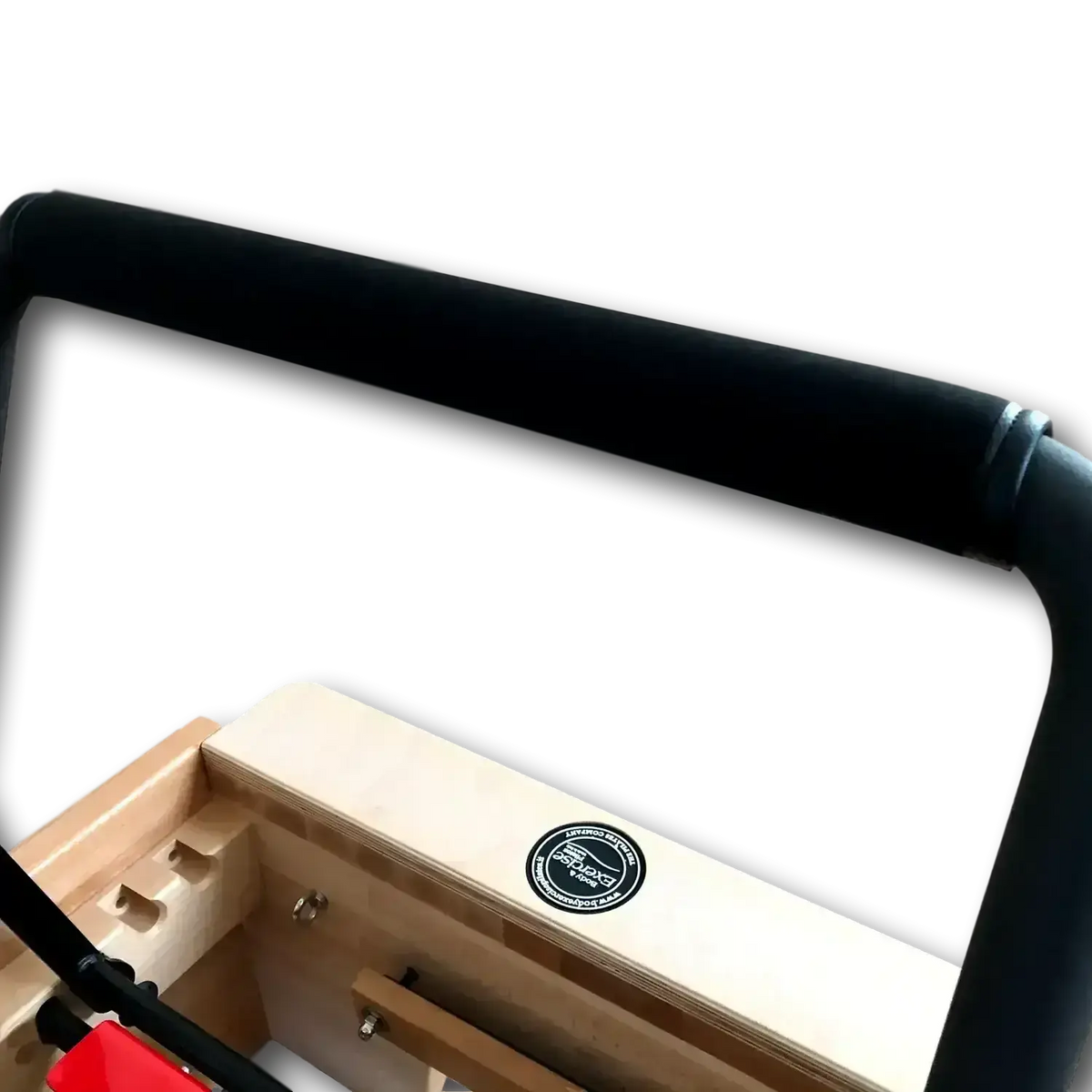 Body & Exercise Reformer Studio P001 aus Buchenholz, Detail der gepolsterten Fußstange mit Logo