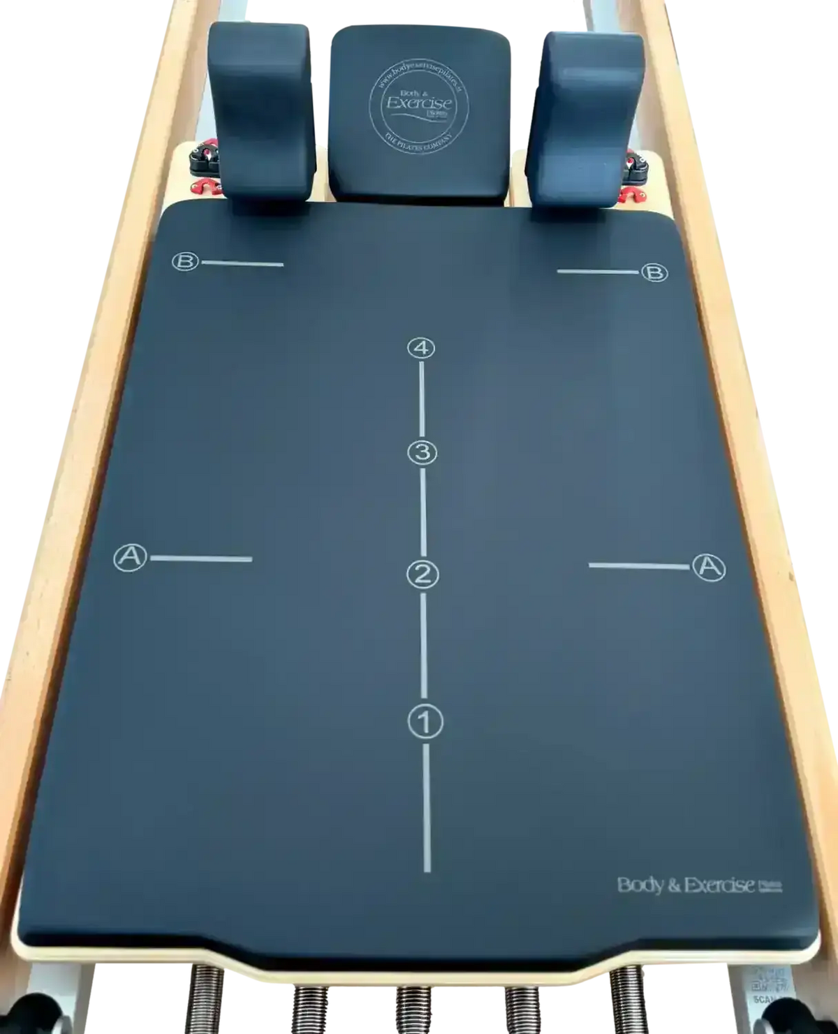 Body & Exercise Reformer Studio P001 aus Buchenholz, Detail der blauen Matte mit Markierungen und Kopfstütze
