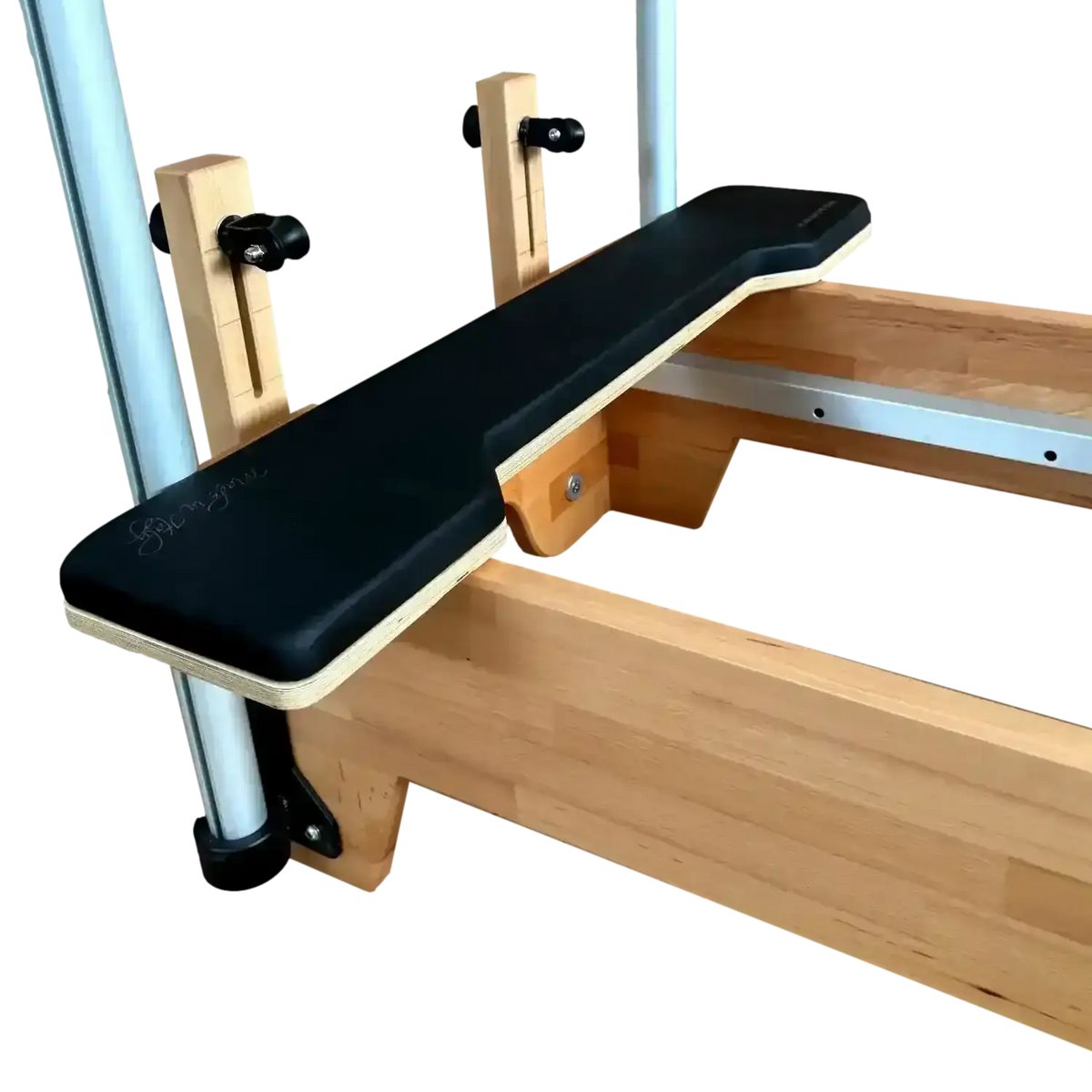 Body & Exercise Reformer Studio P001 aus Buchenholz, Detail der gepolsterten Sitzbox auf dem Rahmen