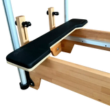 Body & Exercise Reformer Studio P001 aus Buchenholz, Detail der gepolsterten Sitzbox auf dem Rahmen