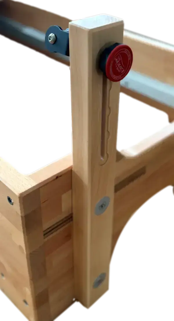 Body & Exercise Reformer Studio P001 aus Buchenholz, Detail des Holzpfostens mit rotem Verstellknopf