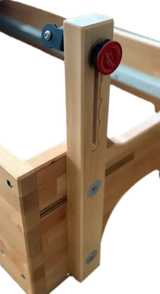 Body & Exercise Reformer Studio P001 aus Buchenholz, Detail des Holzpfostens mit rotem Verstellknopf