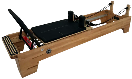 Body & Exercise Reformer Studio P001 aus Buchenholz, Schrägansicht mit schwarzem Schlitten und Federn