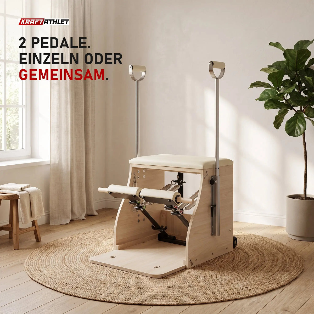 Elina Pilates Combo Chair Elite aus Holz mit Polster in Elfenbein auf einem Juteteppich in einer hellen Trainingsecke