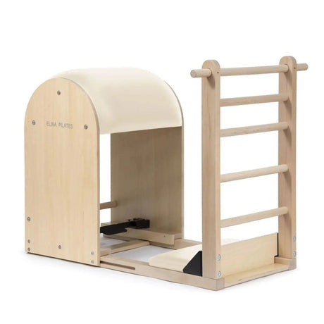Elina Pilates Elite Ladder Barrel mit Polster in Elfenbein, Schrägansicht mit Leiter