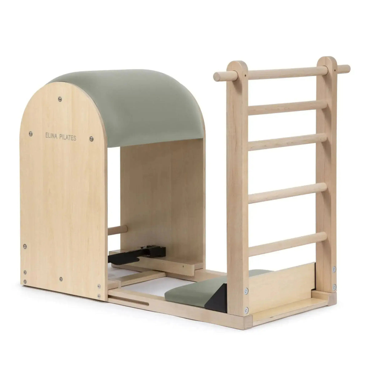 Elina Pilates Elite Ladder Barrel mit Polster in Eukalyptus, Schrägansicht mit Leiter