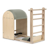 Elina Pilates Elite Ladder Barrel mit Polster in Eukalyptus, Schrägansicht mit Leiter
