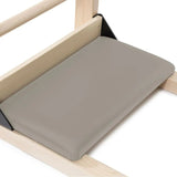 Gepolsterte Fußplattform des Elina Pilates Elite Ladder Barrel in Grau