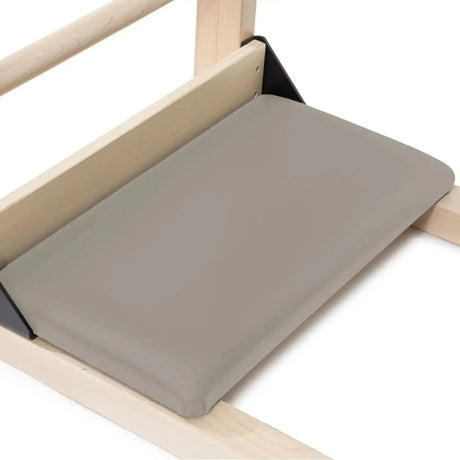 Gepolsterte Fußplattform des Elina Pilates Elite Ladder Barrel in Grau