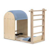 Elina Pilates Elite Ladder Barrel mit Polster in Meerblau, Schrägansicht mit Leiter