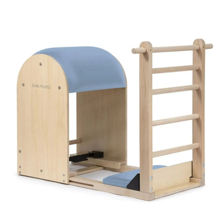 Elina Pilates Elite Ladder Barrel mit Polster in Meerblau, Schrägansicht mit Leiter