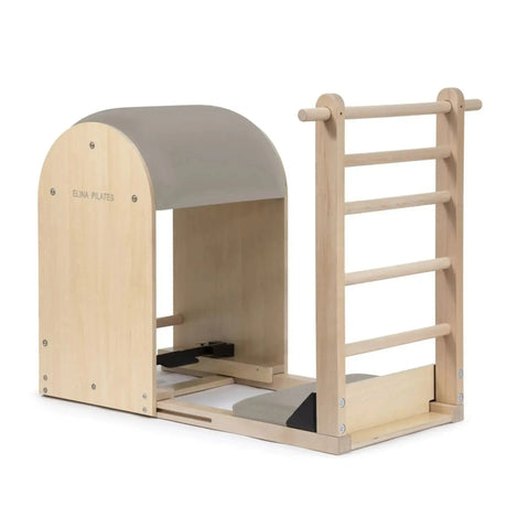 Elina Pilates Elite Ladder Barrel mit Polster in Mokka, Schrägansicht mit Leiter