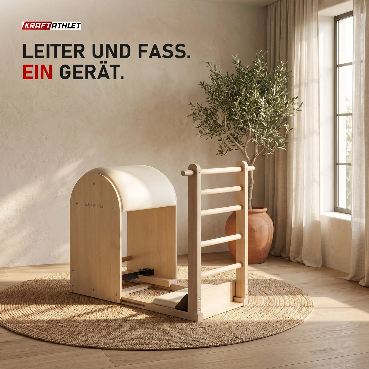 Elina Pilates Elite Ladder Barrel aus hellem Holz mit Fass in Elfenbein auf einem Juteteppich in einem Studio