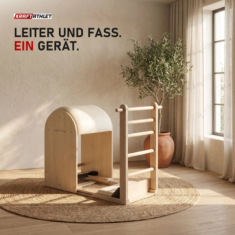Elina Pilates Elite Ladder Barrel aus hellem Holz mit Fass in Elfenbein auf einem Juteteppich in einem Studio