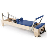 Elina Pilates Elite Reformer mit Polster in Blau, Schrägansicht