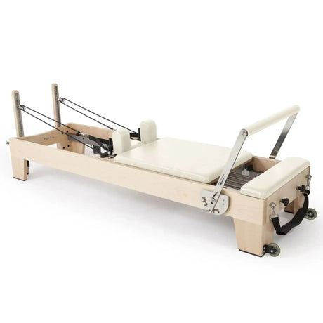 Elina Pilates Elite Reformer mit Polster in Elfenbein, Schrägansicht