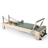 Elina Pilates Elite Reformer mit Polster in Eukalyptus, Schrägansicht