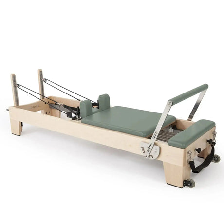 Elina Pilates Elite Reformer mit Polster in Eukalyptus, Schrägansicht