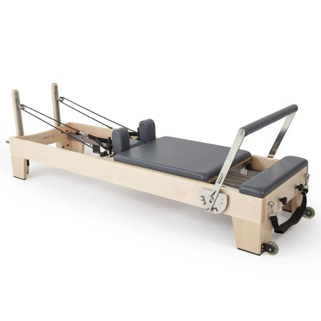 Elina Pilates Elite Reformer mit Polster in Grau, Schrägansicht