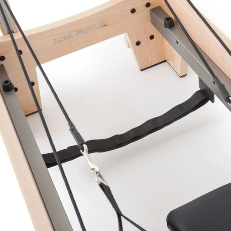 Gurt unter dem Wagen des Elina Pilates Elite Reformers im Detail