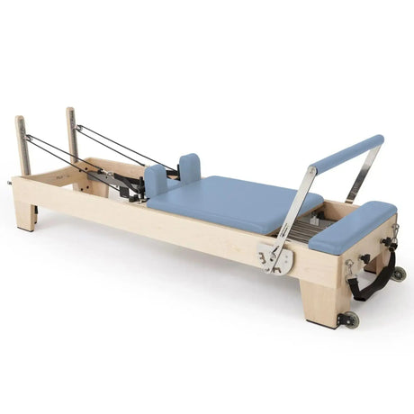 Elina Pilates Elite Reformer mit Polster in Meerblau, Schrägansicht