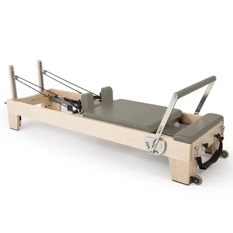 Elina Pilates Elite Reformer mit Polster in Mokka, Schrägansicht