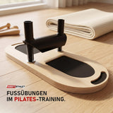 Elina Pilates Foot Corrector aus Birkenschichtholz auf einem Holzboden im Studio