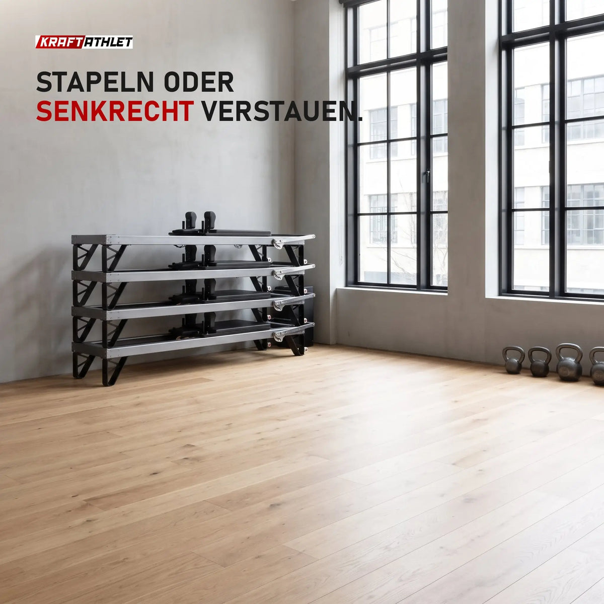 Vier gestapelte Elina Pilates HL3 Reformer aus Aluminium in der Ecke eines hellen Trainingsraums