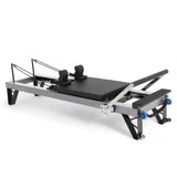 Elina Pilates HL3 Reformer mit schwarzem Polster und Aluminiumrahmen, Schrägansicht