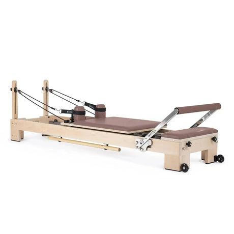Elina Pilates Lignum Reformer mit Polster in Altrosa, Schrägansicht