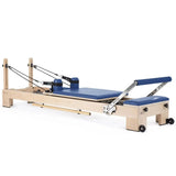 Elina Pilates Lignum Reformer mit Polster in Blau, Schrägansicht