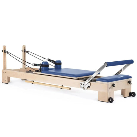 Elina Pilates Lignum Reformer mit Polster in Blau, Schrägansicht