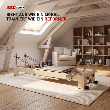 Elina Pilates Lignum Reformer mit Holzrahmen und grauem Polster auf einem Wollteppich in einem Dachgeschoss