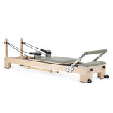 Elina Pilates Lignum Reformer mit Polster in Eukalyptus, Schrägansicht