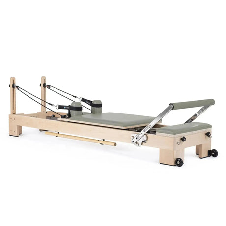 Elina Pilates Lignum Reformer mit Polster in Eukalyptus, Schrägansicht