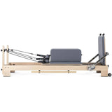 Elina Pilates Lignum Reformer mit Polster in Grau, Seitenansicht mit Sitzbox und Sprungbrett