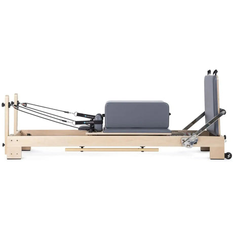 Elina Pilates Lignum Reformer mit Polster in Grau, Seitenansicht mit Sitzbox und Sprungbrett