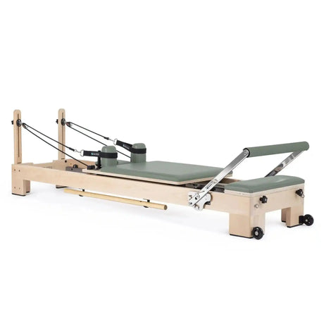 Elina Pilates Lignum Reformer mit Polster in Iceberg, Schrägansicht
