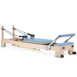 Elina Pilates Lignum Reformer mit Polster in Meerblau, Schrägansicht