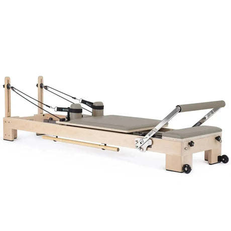 Elina Pilates Lignum Reformer mit Polster in Mokka, Schrägansicht