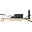Elina Pilates Lignum Reformer mit Polster in Schwarz, Seitenansicht mit Sitzbox und Sprungbrett