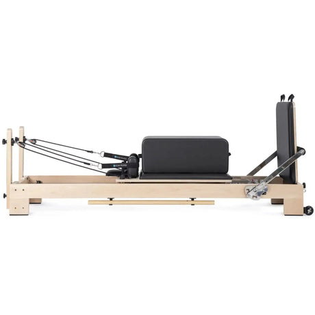 Elina Pilates Lignum Reformer mit Polster in Schwarz, Seitenansicht mit Sitzbox und Sprungbrett