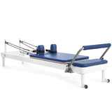 Elina Pilates Nubium Reformer mit Polster in Blau, Schrägansicht