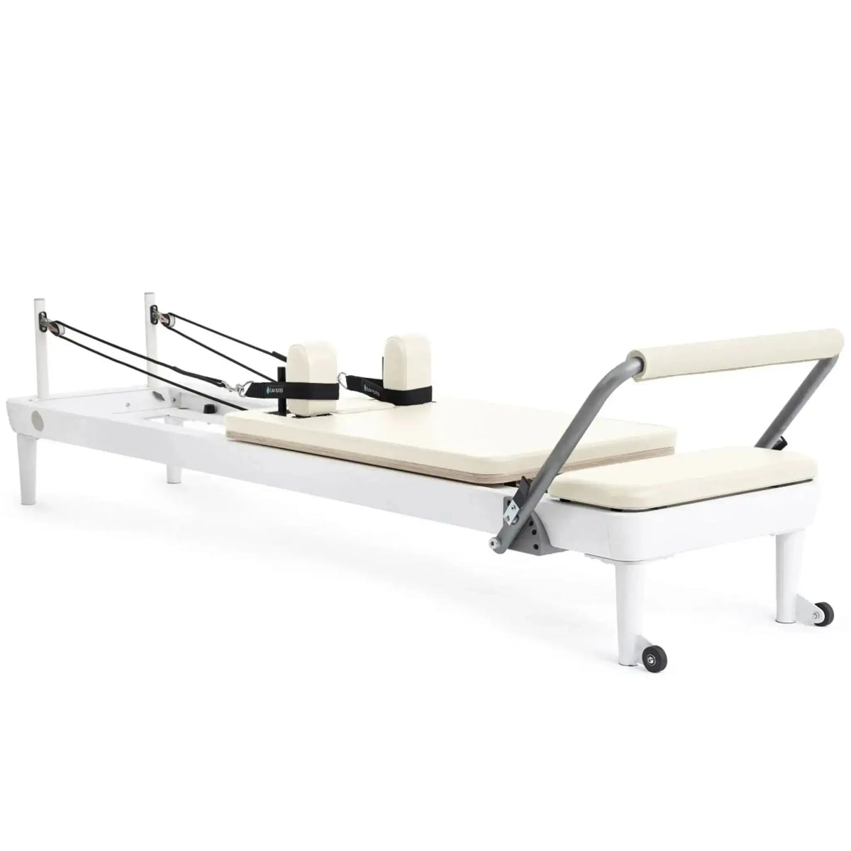 Elina Pilates Nubium Reformer mit Polster in Elfenbein, Schrägansicht