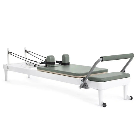 Elina Pilates Nubium Reformer mit Polster in Eukalyptus, Schrägansicht