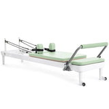 Elina Pilates Nubium Reformer mit Polster in Grün, Schrägansicht