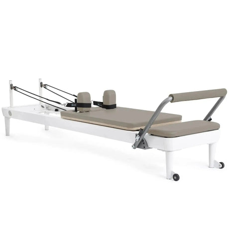 Elina Pilates Nubium Reformer mit Polster in Mokka, Schrägansicht