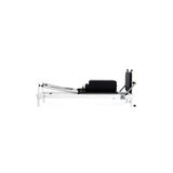 Elina Pilates Nubium Reformer in Schwarz, Seitenansicht mit Sitzbox und Sprungbrett