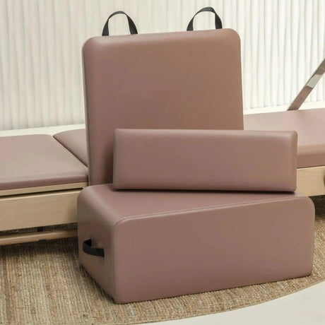 Sitzbox des Elina Pilates Nubium Reformers in Altrosa, auf dem Boden stehend
