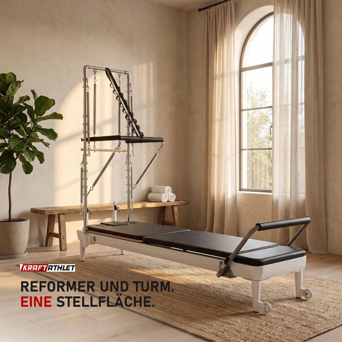 Elina Pilates Nubium Reformer mit Edelstahl-Turm und schwarzem Polster in einem hellen Boutique-Studio